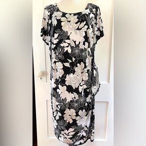 EUC Robbie Bee dress Sz 2X black & white floral w/ gold detail, side-tie